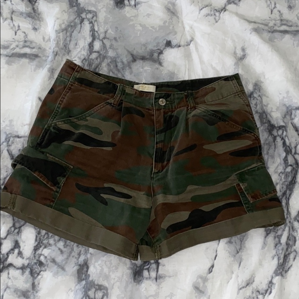 F21 camo utility shorts - size 28